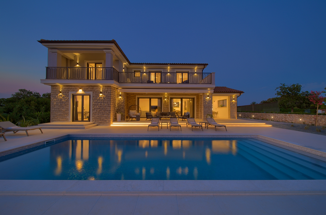 Villa Harmony with heated pool, Vrh